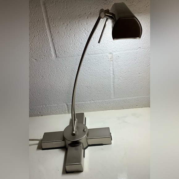 Tensor 17” piano desk, lamp, brush, nickel, full spectrum fully adjustable - Picture 5 of 11